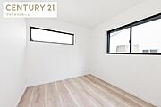 ※モデルハウスの写真です。明るくゆったりした洋室。寝室にも使いやすいです。建物プラン例　建物価格1600万円、建物面積100m2