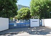 枚方市立東香里中学校まで900m、育目標は「何事にも粘り強く」です。豊かな心、正しい判断力と自主性、強さとたくましさを持つ生徒の育成を目指しています。