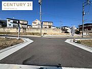 余裕ある前道がもたらす、暮らしの格と快適性。静穏な時間がここにあります。