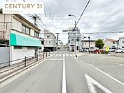 交通量が穏やかな前面道路。街並みが整った住宅街で安心して暮らせる環境が整っています。