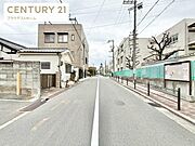 見通しの良いまっすぐな前面道路。交通量も多くはなさそうです。