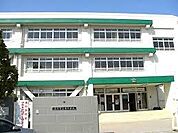 茨木市立南中学校まで370m、「一人ひとりが大切にされ、信頼の絆で結ばれた、ともに学びあう学校」を教育目標としています。