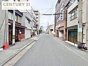 （2026年3月9日撮影）交通量が穏やかな前面道路。街並みが整った住宅街で安心して暮らせる環境が整っています。