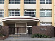 大阪市立相生中学校まで579m、「自学」「自律」「思いやり」を教育目標の柱とし、生徒が自ら学び自立し他者を思いやる心を育むことを重視しています