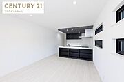 ※モデルハウスの写真です。白基調の明るいリビングです。家族団欒の憩いの場になります。建物プラン例　建物価格1900万円、建物面積105m2