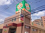 ライフ寝屋川黒原店まで647m、いつもの暮らしにちょっと“ハッピー”をくれるそんな商品がたくさんそろっています。セルフレジも導入されており買い物が便利
