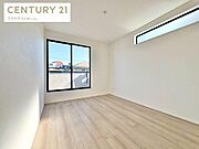 落ち着いた雰囲気の洋室は、主寝室としてはもちろん、在宅ワークや趣味部屋としても活用できる万能な一室。窓からの採光も確保されており、日中は明るく快適にお過ごしいただけます。
