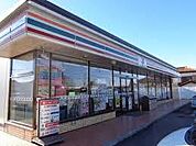 セブンイレブン桶川高校前店まで973m、セブンプレミアム商品取り扱い！チルド惣菜から冷凍食品まで揃うので、スーパーが閉まっている時間でも購入出来て助かります！