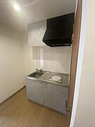【設備充実の築浅アパート】■ＩＨコンロ～冷蔵庫置場あり■テーブルも置ける広さです！