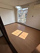 【洋室5.4帖】ベランダ付きなので、ベランダ側からまんべんなく陽射しが差し込み、明るいお部屋に！
