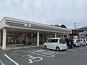 セブンイレブン上尾本町6丁目店まで223m、チルド惣菜から冷凍食品まで揃うので、スーパーが閉まっている時間でも購入出来て助かります！