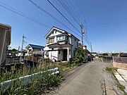 高台に位置するため、陽当たり・通風ともに良好で、暮らしやすい環境が整っています。周辺は落ち着いた住宅街でありながら、コンビニ・スーパーが徒歩8分圏内と日常の買い物にも便利です。