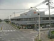 北本郵便局まで1183m、徒歩圏内にあり、郵便物の発送やATMの利用など、日々の用事に便利です。