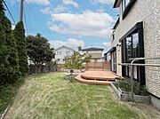 ≪庭付き7LDK・敷地83坪・駐車3台可能≫広い南向きのお庭スペースがあるため、開放感ある空間になっています。2003年に太陽光パネル設置、2017年に電気自動車充電ポートを設置しております。