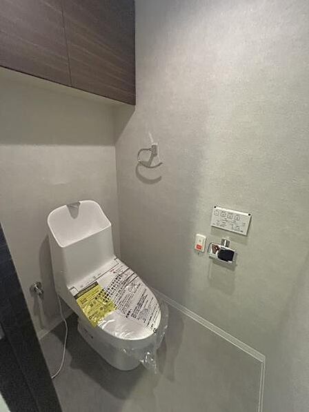 【ウォシュレットトイレ】トイレ新規交換・CFシート貼替~リフォーム完了しました■シンプルで無駄のないデザインでお掃除しやすさGOOD! キレイがずっと続くトイレです。