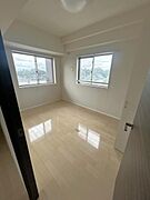 ≪南側洋室6帖≫～2面採光で明るい日差しが差し込む角部屋です！フローリング仕上げでお手入れも簡単！クローゼット付きで収納もしっかり確保されています◎！