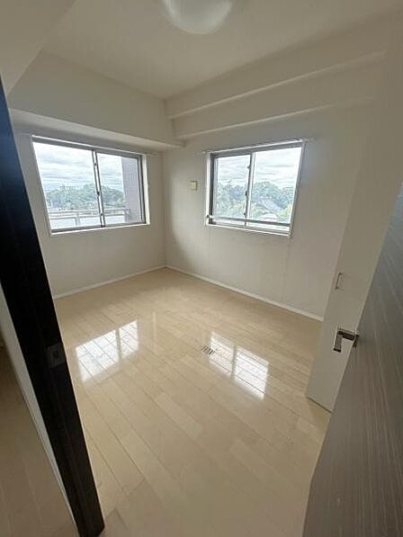 ≪南側洋室6帖≫~2面採光で明るい日差しが差し込む角部屋です!フローリング仕上げでお手入れも簡単!クローゼット付きで収納もしっかり確保されています◎!