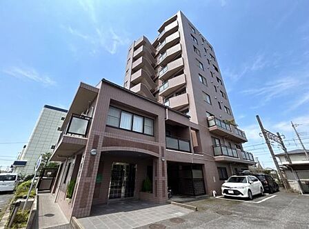 専有面積100平米のゆとりある3LDKメゾネットタイプ◎24帖のLDKと階上に洋室を配置した構造となっており、戸建て感覚の生活ができますね！大型ルーフバルコニーを備えており、陽当りや風通しも良好◎
