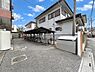 その他：敷地内に屋根付きの駐輪場と、ふた付きのゴミストッカーがあります。ゴミストッカーはカラスなどによるゴミの散らかりを防ぎやすいタイプです。
