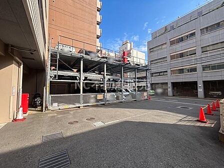 敷地内には機械式駐車場が設けられており複数台の車両を効率的に収容できます。周辺の道路からもアクセスしやすい立地です。広めのスペースが確保されているので車の出し入れもスムーズに行えます。