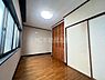 子供部屋：大きな窓から自然光がたっぷり差し込み明るい雰囲気の子供部屋です。壁面の収納スペースが充実しており整理整頓がしやすい印象です。フローリング仕様でお手入れも簡単です。天井が高く開放感も感じられます。