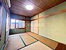 子供部屋：大きな窓から自然光がたっぷり入る開放感のある和室です。畳の風合いが落ち着いた空間を演出しています。収納スペースもしっかり備わっておりすっきりと使えます。お子様にも安心感のある子供部屋です。