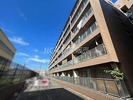 日当たりの良いバルコニーが特徴の外観です。全体的に清潔感のある建物でガラス手すりがアクセントになっています。マンションの外観がシンプルで整っています。周囲は開放感のある環境です。