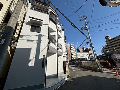 外観:白を基調とした外観が明るく街並みに調和しています。複数階にわたるバルコニーが特徴的で建物の個性を引き立てています。周囲との距離も比較的しっかり確保されています。 外観:白を基調とした外観が明るく街並みに調和しています。複数階にわたるバルコニーが特徴的で建物の個性を引き立てています。周囲との距離も比較的しっかり確保されています。