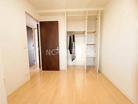 明るいフローリングと落ち着いた色合いのドアが調和した洋室です。広々とした収納スペースが備わっており整理整頓もしやすくなっています。室内は無駄のないシンプルなデザインで使い勝手の良い空間が魅力です。