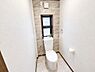 トイレ：窓付きで明るさが感じられるトイレです。壁面にアクセントクロスが施されすっきりとした印象です。シンプルな内装で清掃も行いやすい空間です。ペーパーホルダーやタオルリングも設置されています。
