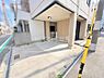 駐車場：建物の一角に位置する駐車場です。屋根付き部分もあり天候の影響を軽減できます。前面道路からの出入りがしやすい造りです。余裕を感じるスペースが確保されています。コンクリート施工でメンテナンスも手軽です。
