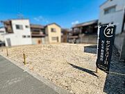 整形地で建築がしやすい区画です。周囲には住宅が立ち並び落ち着いた雰囲気が感じられます。前面道路に接道しており敷地へのアクセスも良好です。住宅地内のため生活利便性にも配慮されています。