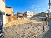 現地土地写真です。周囲には住宅が並び整形された区画が確認できます。建築や利用の検討に適した現状の様子がわかります。道路に面しており交通面のアクセスも便利です。