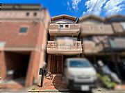 建物前面に駐車スペースが確保されており車の出し入れがしやすい配置です。敷地内で自転車の置き場も確保できるため複数の交通手段に対応できます。雨の日でも建物の軒下が活用でき車や自転車が少し守られます。