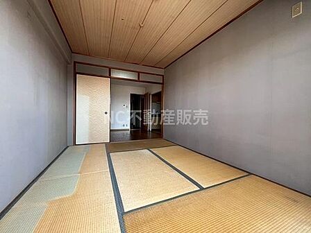 和室ならではの落ち着いた空間が広がっています。畳の心地よい雰囲気が感じられる寝室です。シンプルな内装で使い勝手が良さそうです。引き戸で空間を仕切ることができます。