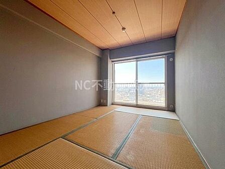 大きな窓からたっぷりと自然光が差し込む子供部屋です。畳敷きで落ち着いた雰囲気が広がります。シンプルな内装なのでお好みのインテリアで彩る楽しみもあります。収納や家具の配置がしやすい形状です。