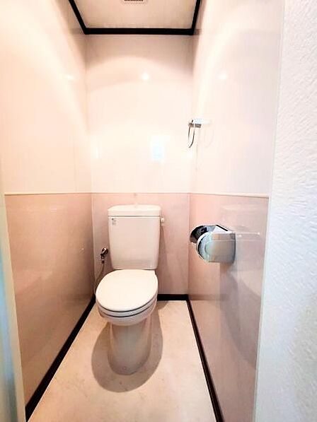 明るく清潔感のあるトイレです。コンパクトな空間ながら壁や床の色合いが落ち着いています。シンプルなデザインで使いやすさを重視しています。トイレ周辺の設備も整っています。管理がしやすい仕様です。