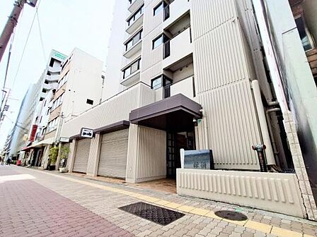 大通りに面した建物で視認性が高い外観です。近隣には商業施設も立ち並び利便性を感じられます。外壁やエントランス周りはシンプルなデザインで清潔感があります。複数階建ての構造が都市型の雰囲気を与えています。