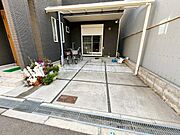 広々とした駐車場スペースが確保されており車の出し入れがしやすい設計です。屋根付き部分もあり雨の日でも安心して利用できます。自転車やバイクも置ける余裕のあるスペースです。