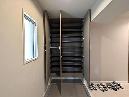 明るく上品で落ち着いた色合いの玄関。帰宅時に我が家と落ち着ける雰囲気で、散らかりやすい玄関にはシューズボックスが設置されてありスッキリと片付いた玄関を保てます。