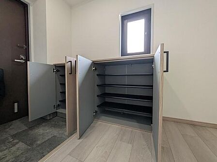 明るく上品で落ち着いた色合いの玄関。帰宅時に我が家と落ち着ける雰囲気で、散らかりやすい玄関にはシューズボックスが設置されてありスッキリと片付いた玄関を保てます。
