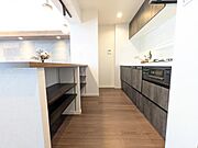 収納力豊富なシステムキッチン。