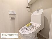 トイレ用品を置ける便利な棚付き♪