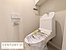トイレ：トイレ用品を置ける便利な棚付き♪