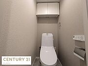 トイレ用品を置ける便利な棚付き♪