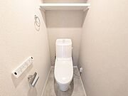 快適にご利用いただける温水洗浄便座を採用し、清潔で心地よいトイレ空間を実現しています。上部に棚もあり収納充実。