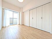 窓から自然光が差し込み、明るく心地よい住空間を実現しています。お問い合わせはセンチュリー21ケンラインまで。ご見学予約受付中　TEL0120-111-231　ご案内もお任せください！