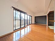 家族が集うゆとりあるリビングで、明るく開放感のあるくつろぎの空間です。