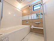 ゆったりと足を延ばして浸かることができ一日の疲れも癒すことができます。浴室乾燥標準装備でお天気の悪い日にはお洗濯物を干すことができます。
