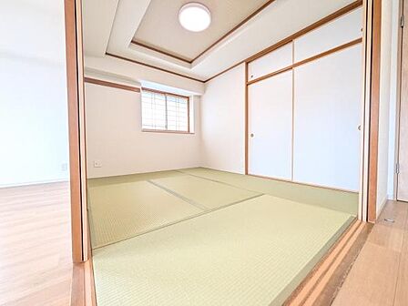 趣のある和室を備え、来客時の客間や家族のくつろぎスペースとして幅広く活用できます。収納力も豊富です。